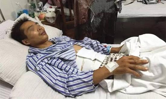 躺在永州三医院病床上的王强 图 |王朋朋