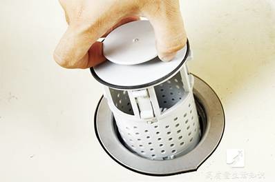 「防臭防漏防蟑螂！」排水孔加上这个东西，蟑螂不见了！排水也变畅通了！