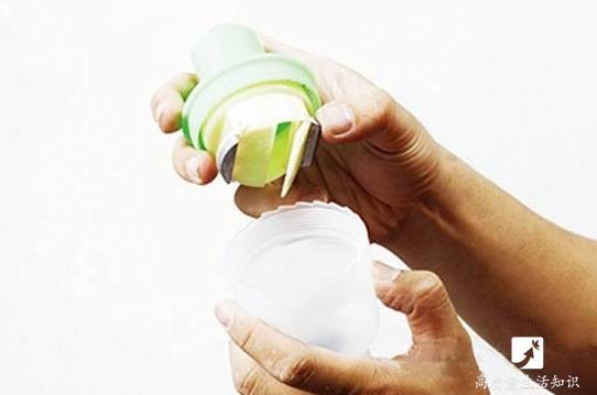 「防臭防漏防蟑螂！」排水孔加上这个东西，蟑螂不见了！排水也变畅通了！