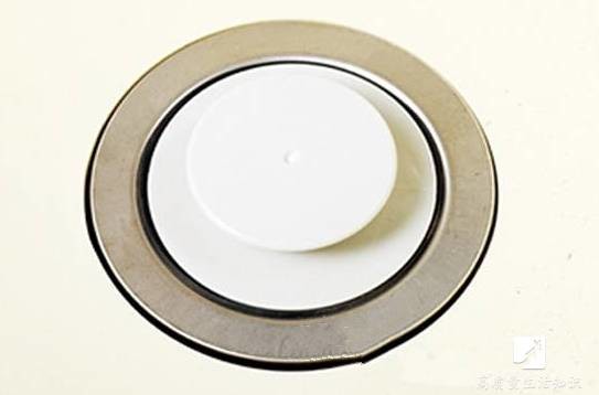 「防臭防漏防蟑螂！」排水孔加上这个东西，蟑螂不见了！排水也变畅通了！