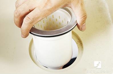 「防臭防漏防蟑螂！」排水孔加上这个东西，蟑螂不见了！排水也变畅通了！