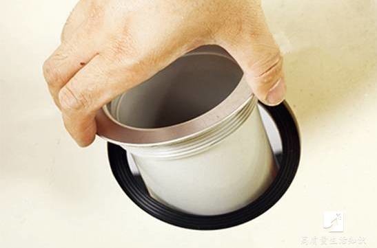 「防臭防漏防蟑螂！」排水孔加上这个东西，蟑螂不见了！排水也变畅通了！